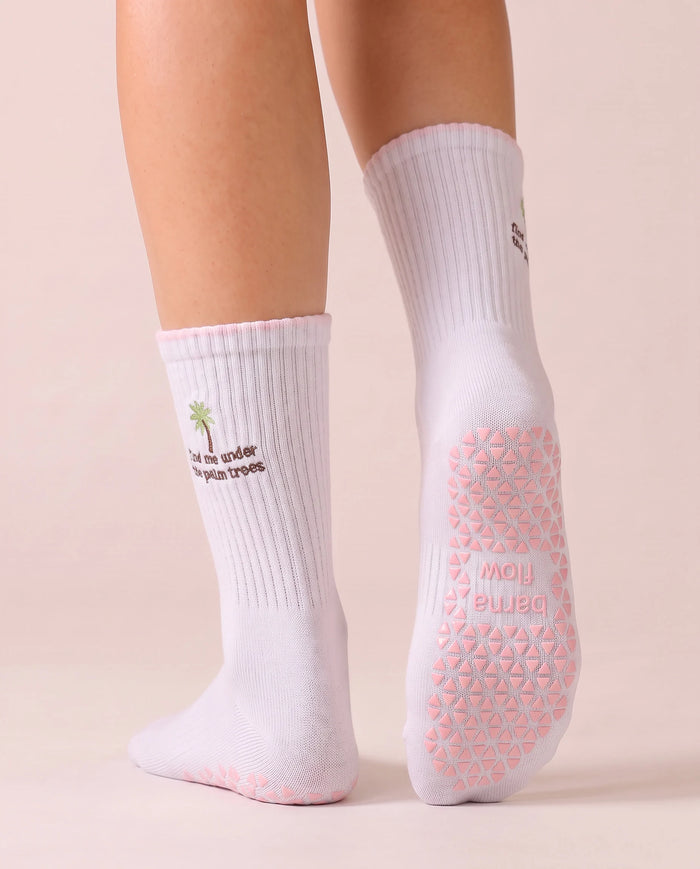 barna flow Anti-Rutsch-Socken flach ausgelegt, eine auf links gedreht, um den inneren Grip zu zeigen