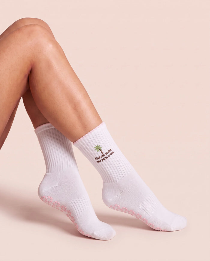 Überkreuzte Beine in barna flow Anti-Rutsch-Socken