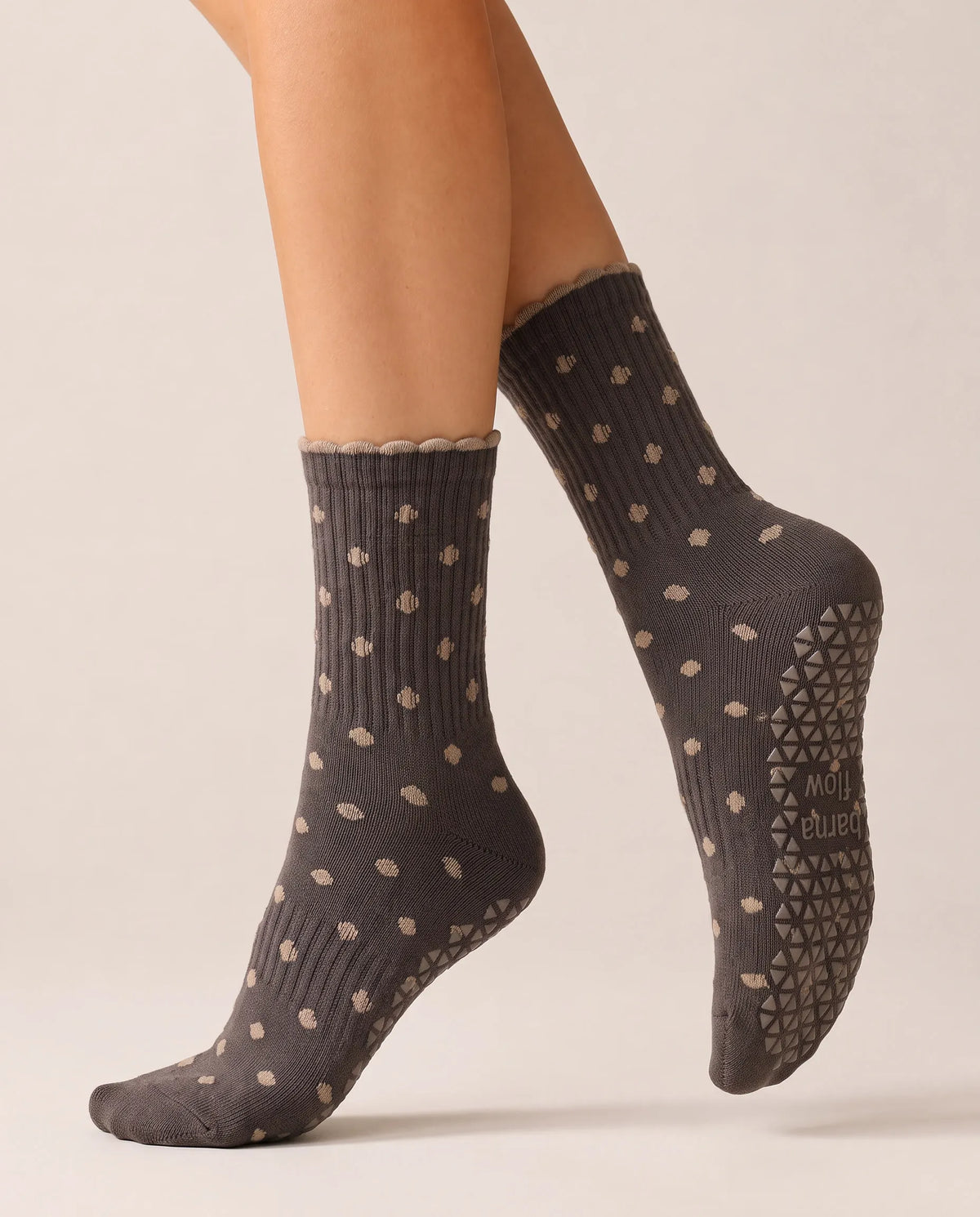 Calcetines antideslizantes Cocoa Polka Dot en pleno paso, con el agarre exterior del mismo tono a la vista