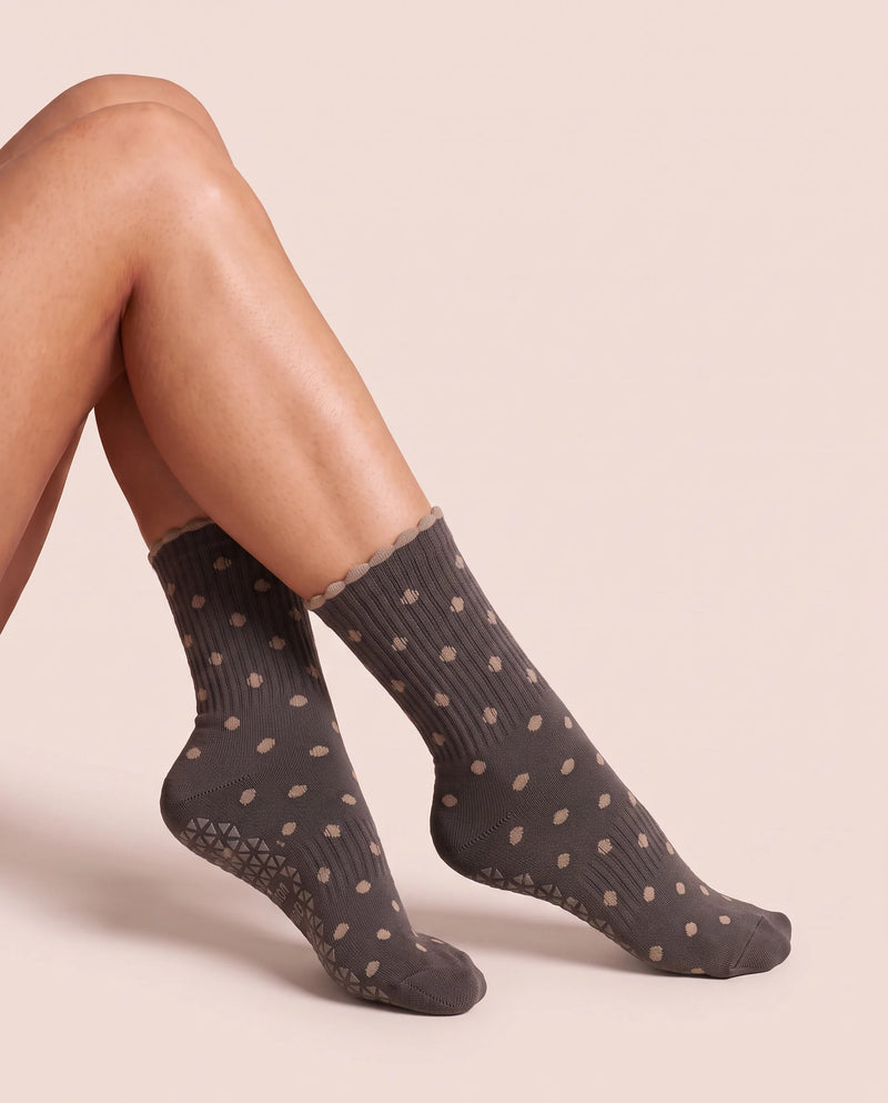 Piernas cruzadas con los calcetines antideslizantes Cocoa Polka Dot