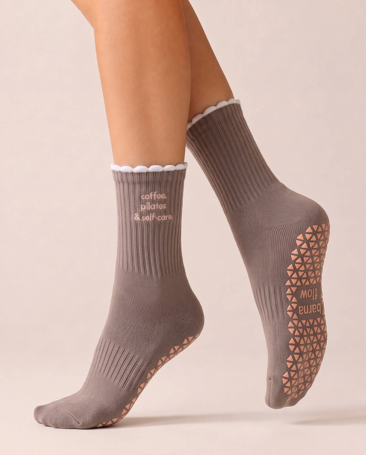 Die Sohle einer barna flow Anti-Rutsch-Socke mit dem Dreiecks-Grip