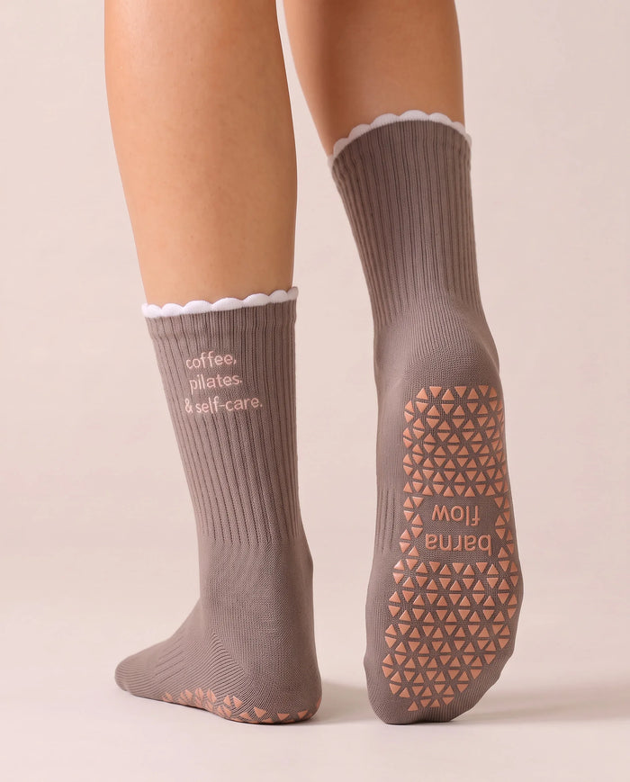 barna flow Anti-Rutsch-Socken flach ausgelegt, eine auf links gedreht, um den inneren Grip zu zeigen