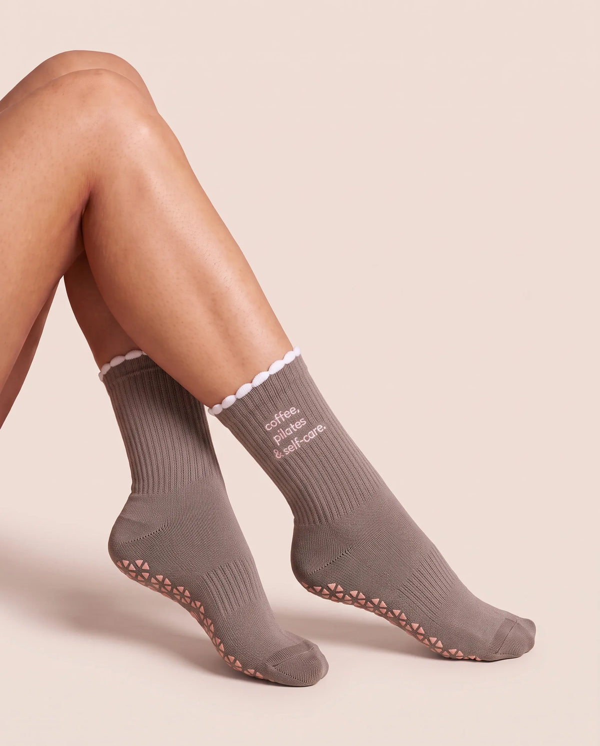 Piernas cruzadas con los calcetines antideslizantes Coffee, Pilates & Self-Care