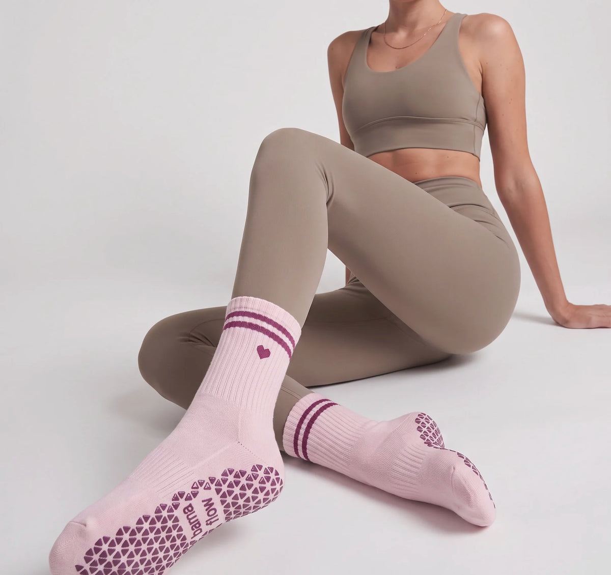 Nahaufnahme des Silikon-Grips auf den Sohlen der barna flow Anti-Rutsch-Socken
