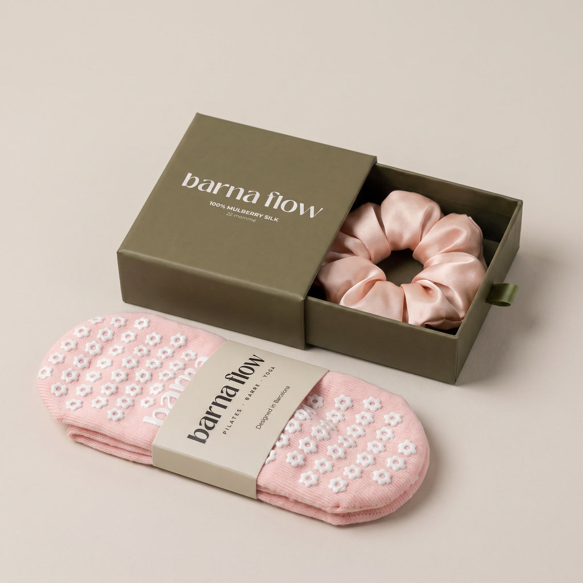 Chaussettes antidérapantes barna flow à côté d'un chouchou en soie de mûrier dans sa boîte
