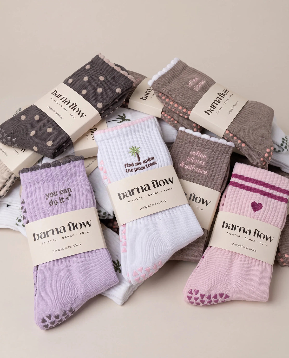 Fünf Paar Beine in verschiedenen barna flow Anti-Rutsch-Socken-Designs