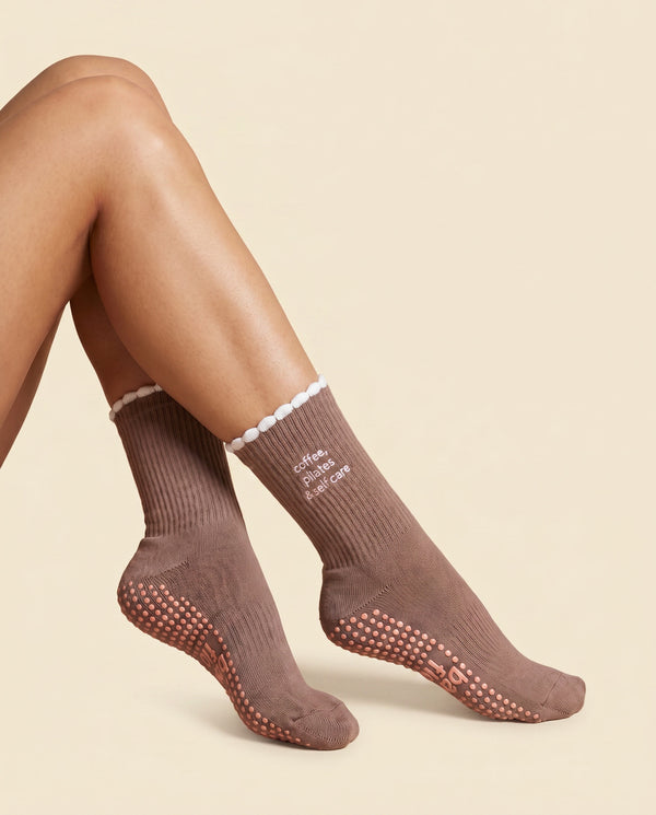 Calcetines barna flow sobre una superficie de porcelana