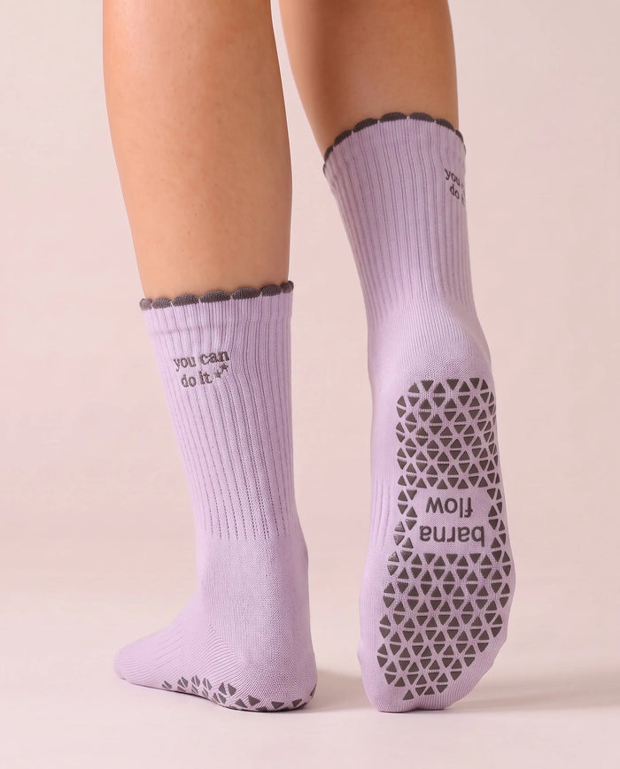 barna flow Anti-Rutsch-Socken flach ausgelegt, eine auf links gedreht, um den inneren Grip zu zeigen